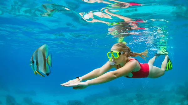 Familia Feliz Mujer Activa Buceo Máscara Snorkel Bajo Agua Ver — Foto de Stock