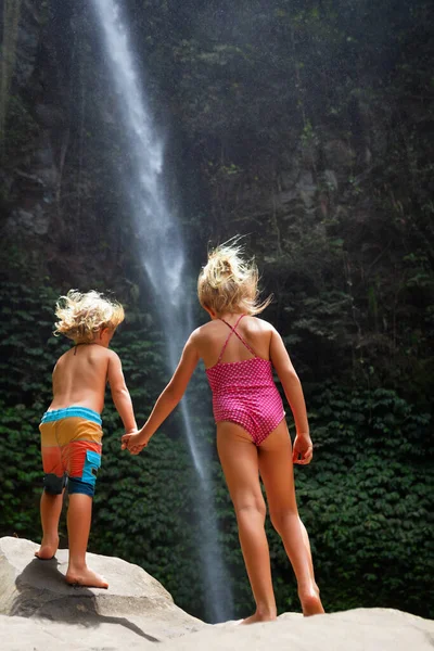 Tropikalnej Dżungli Szczęśliwe Rodzeństwo Stanąć Pod Wodospadem Zbadać Przyrodę Lasów — Zdjęcie stockowe