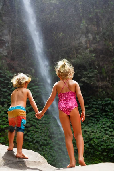Selva Tropical Irmãos Felizes Estão Sob Cachoeira Explore Natureza Floresta — Fotografia de Stock
