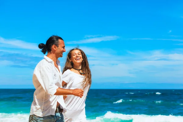 Bonne Famille Vacances Lune Miel Jeune Couple Marié Qui Amuse — Photo