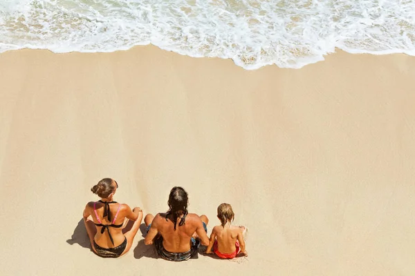 Praia Ensolarada Crianças Felizes Com Pais Divertem Sentam Areia Branca — Fotografia de Stock