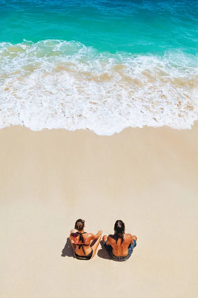 Sunny Beach Happy Young Couple Relaxing Sunbathing Sit White Sand — Stock Photo, Image