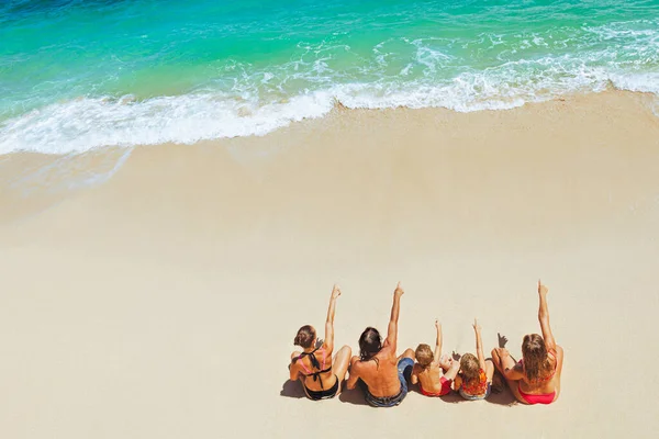 Spiaggia Soleggiata Bambini Felici Con Genitori Divertono Siedono Sabbia Bianca — Foto Stock