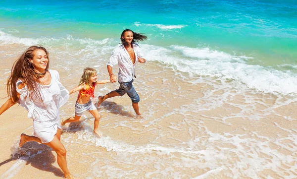 Família Feliz Pai Jovem Mãe Bebê Menina Mãos Dadas Correr — Fotografia de Stock