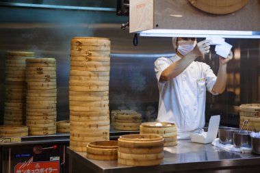 Johor, Malezya - 22 Mart 2018: Asyalı aşçılar Tayvan hamur köftesi restoranında geleneksel Çin yemekleri pişiriyorlar. Erkekler Xiao long bao, mantou, dim sum olarak bilinen taze çöreklerden pişirir ve hamur yaparlar..