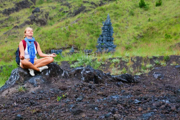 Mladá Žena Cestuje Ostrov Bali Aktivní Dívka Relaxující Józe Meditační — Stock fotografie