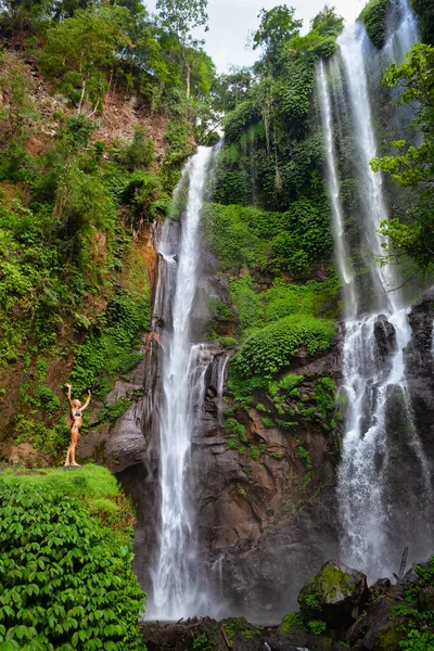 Mladá Žena Cestuje Bali Deštném Pralese Šťastná Dívka Vychutnat Džungle — Stock fotografie