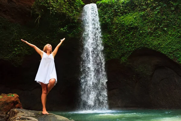 Jovem Mulher Viaja Floresta Tropical Bali Menina Feliz Desfrutar Natureza — Fotografia de Stock