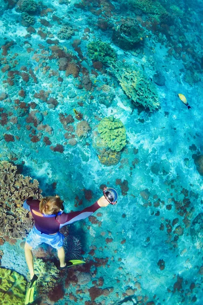 Fijne Familievakantie Man Met Snorkelmasker Met Cameraduik Onderwater Met Tropische — Stockfoto