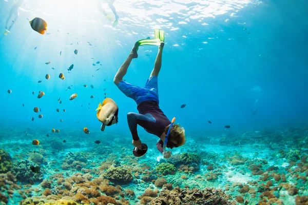 祝你全家假期愉快带着潜水面具的人带着照相机潜入水下 带着热带鱼在珊瑚礁的海塘里潜水 旅游生活方式 水上运动 户外活动 暑假游泳 — 图库照片