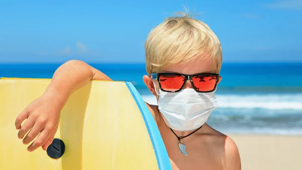 Joven Surfista Con Gafas Sol Máscara Protectora Playa Mar Con — Foto de Stock