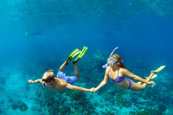 Καλές Οικογενειακές Διακοπές Νεαρό Ζευγάρι Μάσκα Snorkeling Κρατήσει Χέρι Ελεύθερη — Φωτογραφία Αρχείου