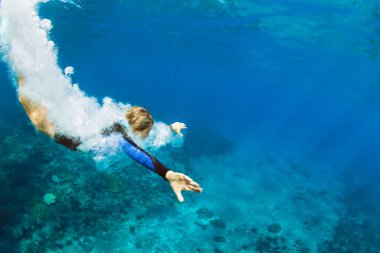 Mutlu aile - aktif genç kız tropikal mercan resif havuzuna atlayıp suya dalıyor. Seyahat yaşam tarzı, su sporu, şnorkelle yüzme macerası. Çocuklarla yaz deniz sahillerinde yüzme dersleri.