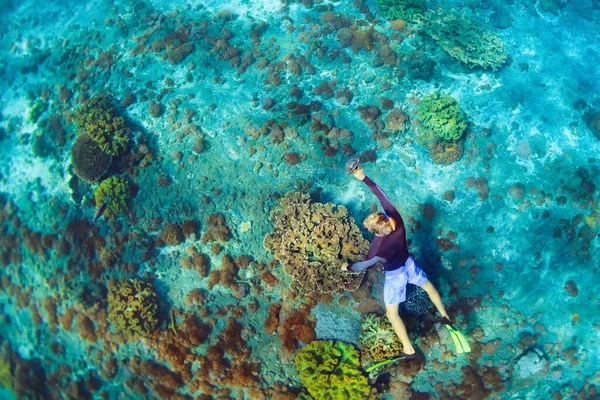 Fijne Familievakantie Man Met Snorkelmasker Met Cameraduik Onderwater Met Tropische — Stockfoto