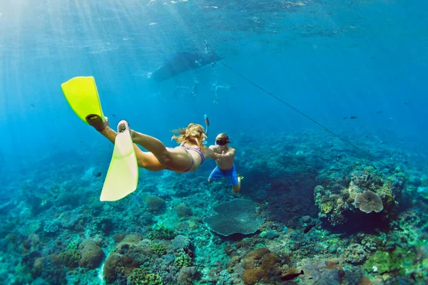Καλές Οικογενειακές Διακοπές Νεαρό Ζευγάρι Μάσκα Snorkeling Κρατήσει Χέρι Ελεύθερη — Φωτογραφία Αρχείου