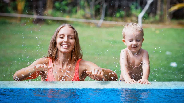 Familie Feestdagen Gelukkige Zoon Met Moeder Veel Plezier Het Zwembad — Stockfoto