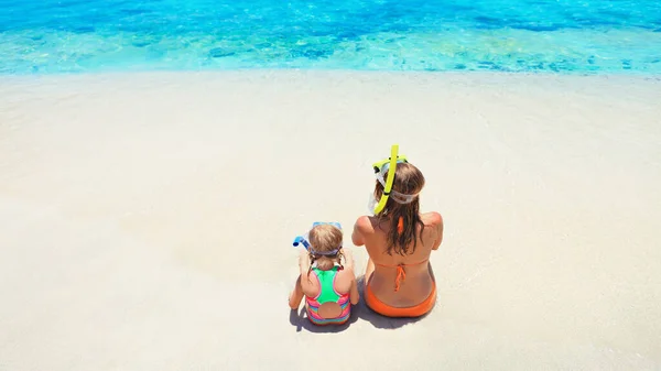 Happy Family Mother Baby Girl Snorkeling Mask Sit White Sand — Stock Photo, Image