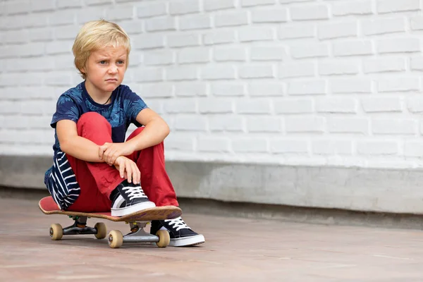 Zien Ongelukkig Boos Schaatser Zitten Skateboard Voor Kinderen Training Klasse — Stockfoto