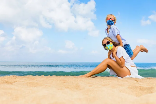 Mãe Criança Máscaras Diverte Praia Mar Novas Regras Para Usar — Fotografia de Stock
