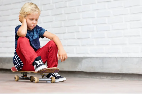 Zien Ongelukkig Boos Schaatser Zitten Skateboard Voor Kinderen Training Klasse — Stockfoto