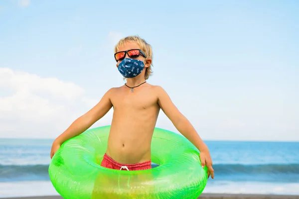 Grappig Kind Zonnebril Opblaasbare Ring Tropisch Zeestrand Nieuwe Regels Voor — Stockfoto