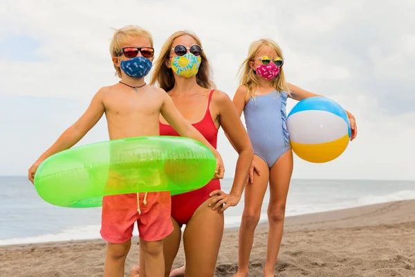 Grappige Kinderen Een Zonnebril Opblaasbaar Speelgoed Tropisch Zeestrand Nieuwe Regels — Stockfoto