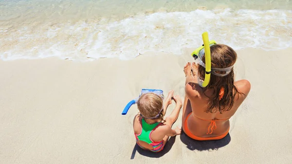 Família Feliz Mãe Menina Bebê Máscara Snorkeling Sentam Praia Areia — Fotografia de Stock