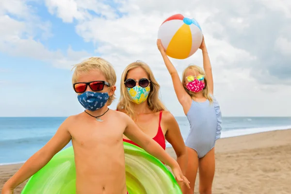 Grappige Kinderen Een Zonnebril Opblaasbaar Speelgoed Tropisch Zeestrand Nieuwe Regels — Stockfoto