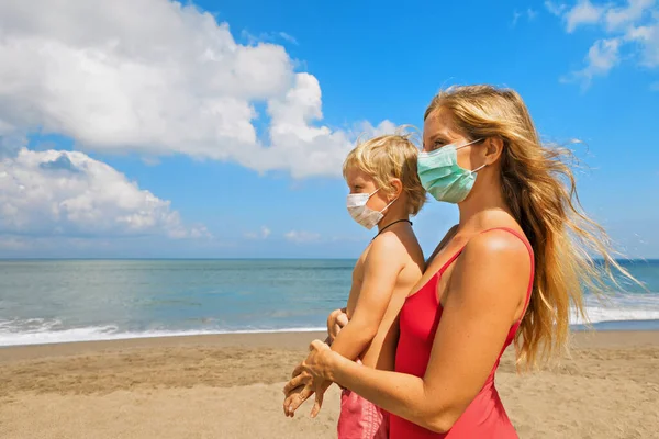 Madre Puso Máscara Médica Niño Playa Del Mar Nuevas Reglas — Foto de Stock