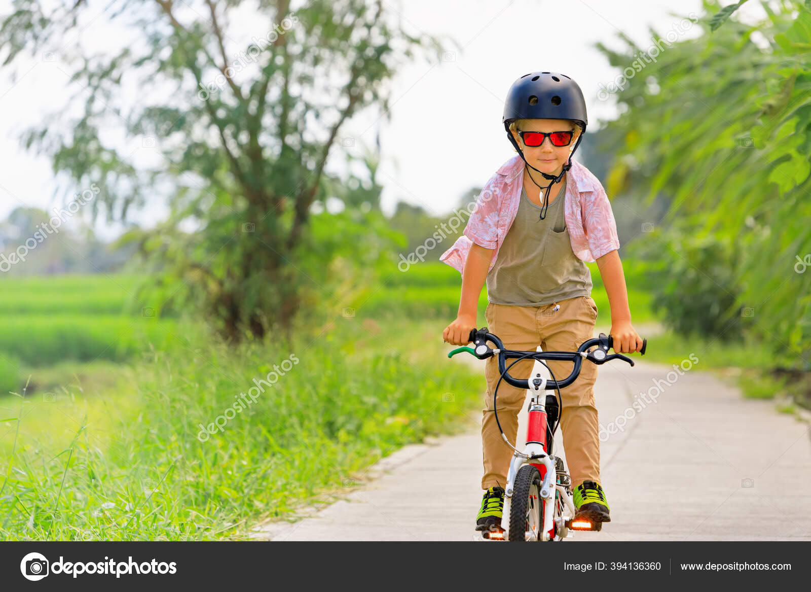 Caminata Ciclismo Rural Niño Jinete Casco Gafas Sol Montar Bicicleta:  fotografía de stock © dmosreg #394136360