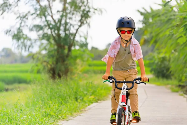 Caminata Ciclismo Rural Niño Jinete Casco Gafas Sol Montar Bicicleta —  Fotos de Stock