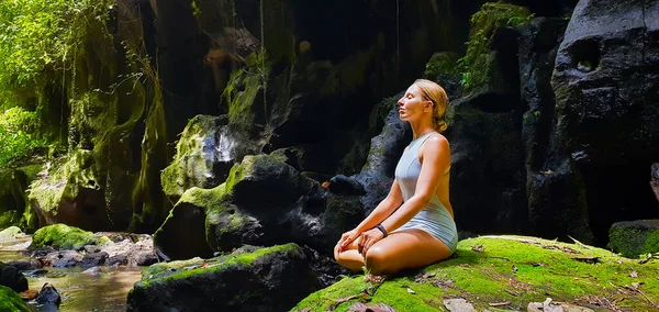 Dobré Ráno Cvičením Meditace Jógy Aktivní Žena Bikinách Cvičí Tropické — Stock fotografie