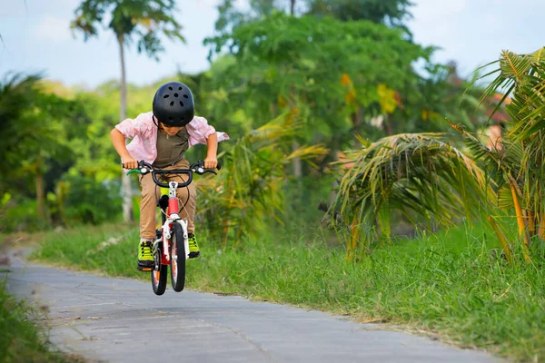 Caminata Ciclismo Rural Niño Jinete Casco Gafas Sol Montar Bicicleta —  Fotos de Stock