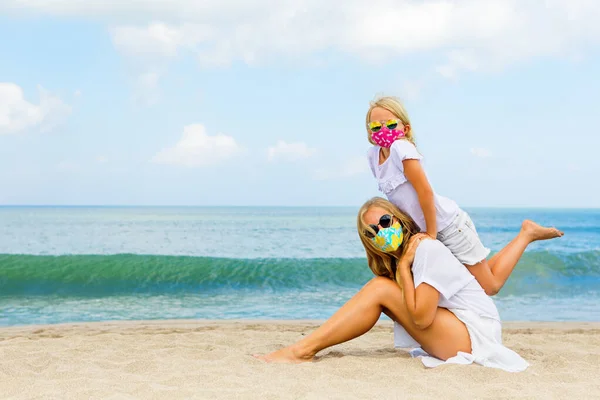 Mamă Copilul Măști Elegante Distrează Plaja Nisip Mare Noi Reguli — Fotografie, imagine de stoc