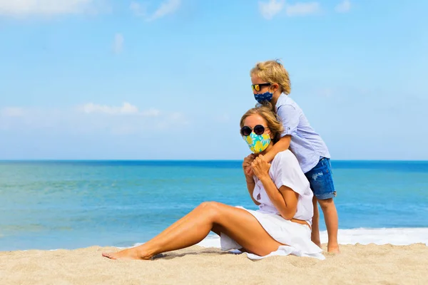 Mamă Copilul Măști Elegante Distrează Plaja Nisip Mare Noi Reguli — Fotografie, imagine de stoc