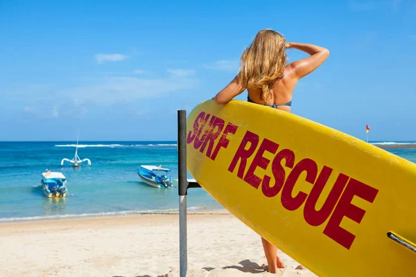 Life Saving Yellow Board Surf Rescue Sign Young Lifeguard Woman — Stock Photo, Image