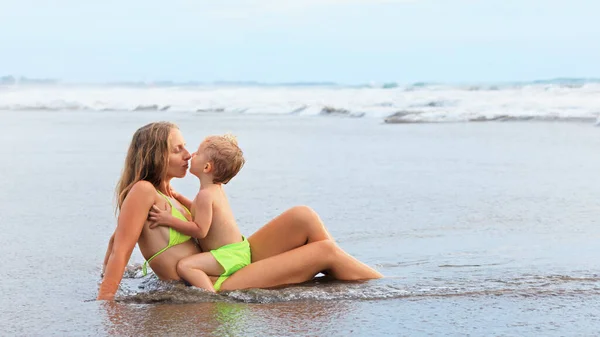 Szczęśliwa Rodzina Bawi Się Tropikalnym Nadmorskim Kurorcie Zabawny Chłopiec Przytula — Zdjęcie stockowe