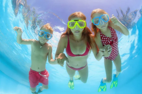 Gelukkige Mensen Duiken Onder Water Met Plezier Grappige Foto Van — Stockfoto