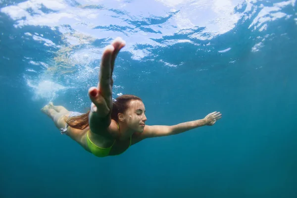 Famille Heureuse Adolescente Active Sauter Plonger Sous Eau Dans Piscine — Photo