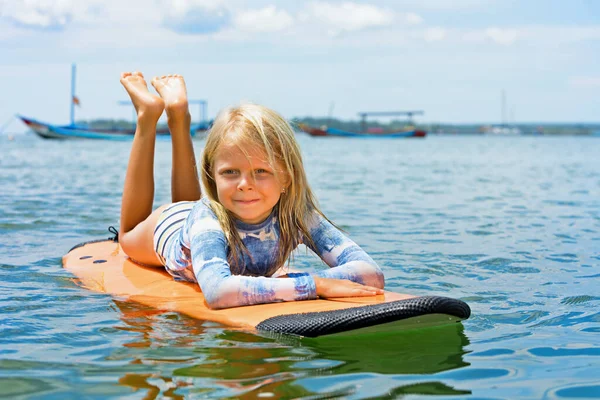 Menina Bebê Feliz Jovem Surfista Aprender Montar Prancha Surf Com — Fotografia de Stock