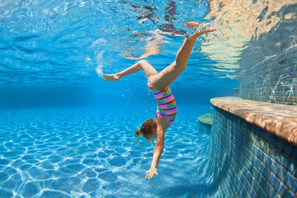 Drôle Portrait Enfant Apprenant Nager Plonger Dans Piscine Bleue Avec — Photo