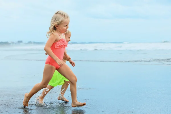 Gelukkige Familie Veel Plezier Zee Strand Resort Kleine Broertjes Zusjes — Stockfoto