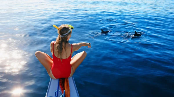 Νεαρό Χαρούμενο Κορίτσι Μάσκα Ψαροντούφεκου Δεν Κάθεται Βάρκα Δελφίνια Παρακολουθούν — Φωτογραφία Αρχείου
