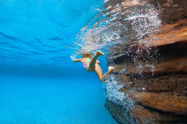 Divertido Retrato Niños Aprendiendo Nadar Bucear Piscina Azul Con Diversión —  Fotos de Stock