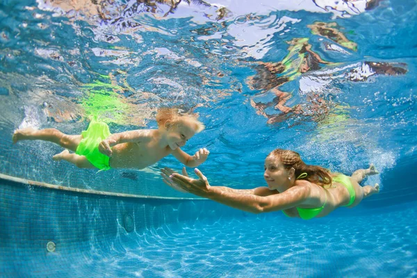 Happy People Dive Underwater Fun Funny Photo Mother Child Aqua — Stock Photo, Image
