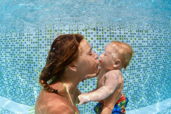 幸せな家族 若い母親は 赤ちゃんの男の子 息を保持し 水中でダイビング泳ぐことを学ぶ プールでお楽しみください 健康的なライフスタイル 積極的な親 子供と夏休みの人々のウォータースポーツ活動 — ストック写真