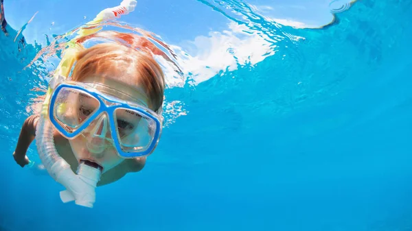 シュノーケリングマスクとウェットスーツジャンプで幸せな小さな子供は サンゴ礁の海ラグーンで水中でダイビングします 夏の冒険キャンプで家族旅行のライフスタイル 子供と一緒にビーチ休暇での水泳活動 — ストック写真