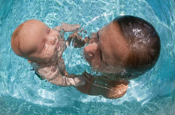 幸せな人々が楽しく水中でダイビングします 母親の面白い写真 アクアパークスイミングプールの子供 家族のライフスタイル 子供たちのウォータースポーツ活動 夏休みに両親との水泳レッスン — ストック写真