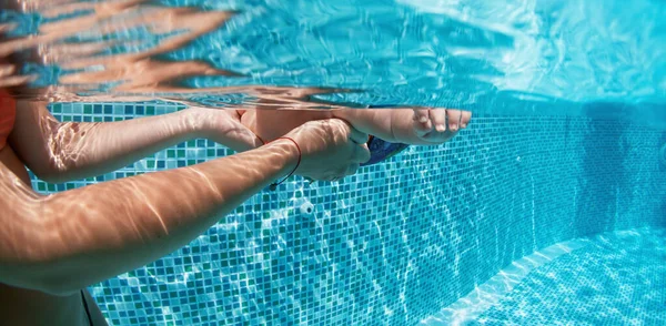 Les Gens Heureux Plongent Sous Eau Avec Plaisir Drôle Photo — Photo