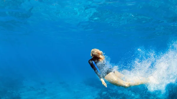 幸せな家族 アクティブな十代の少女ジャンプし 熱帯のサンゴ礁プールで水中でダイビング 旅行ライフスタイル ウォータースポーツ シュノーケリングの冒険 子供たちと夏の海のビーチ休暇での水泳レッスン — ストック写真